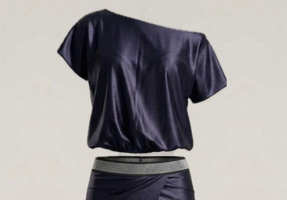 Blusa com abertura nas costas e brilho