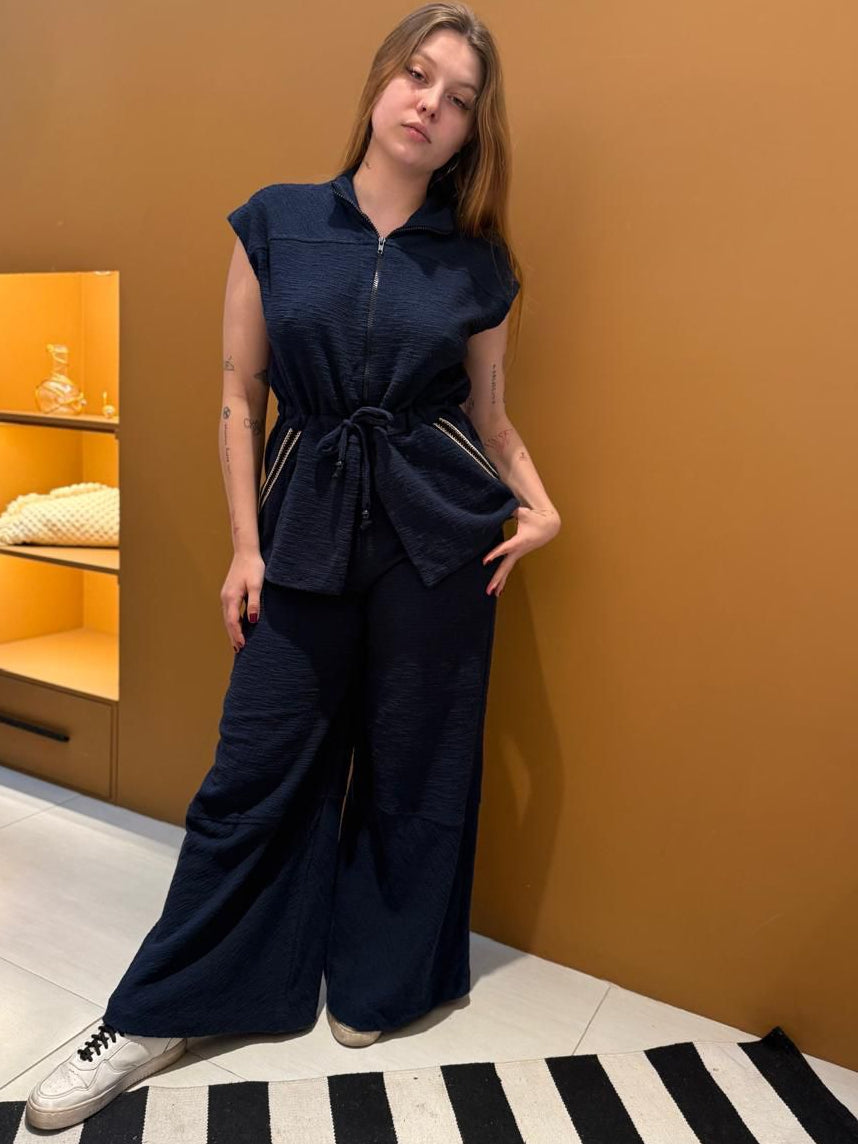 Calça com recorte e detalhe em passamanaria