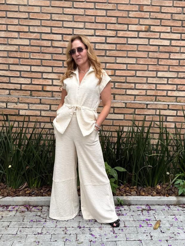 Calça com recorte e detalhe em passamanaria