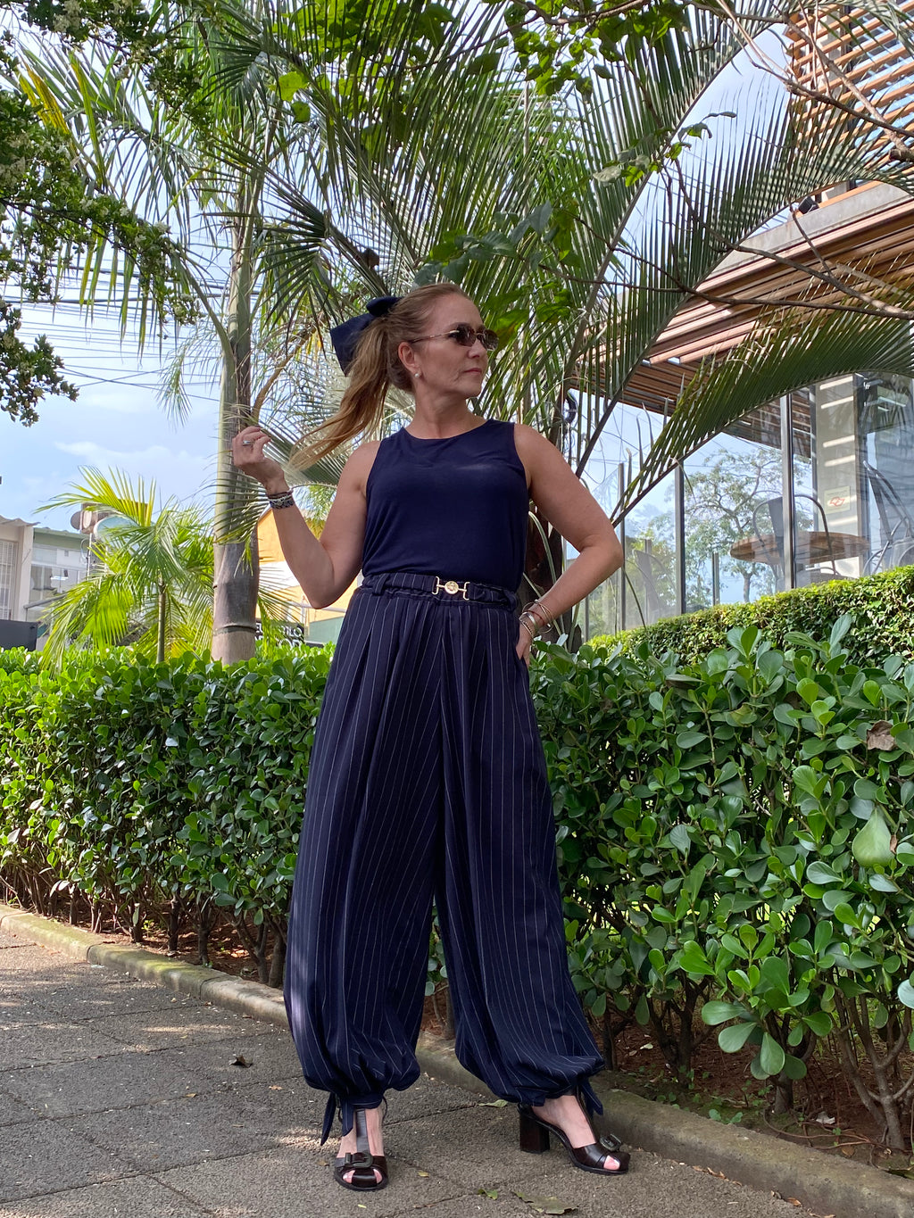 Calça baloon risca de giz azul