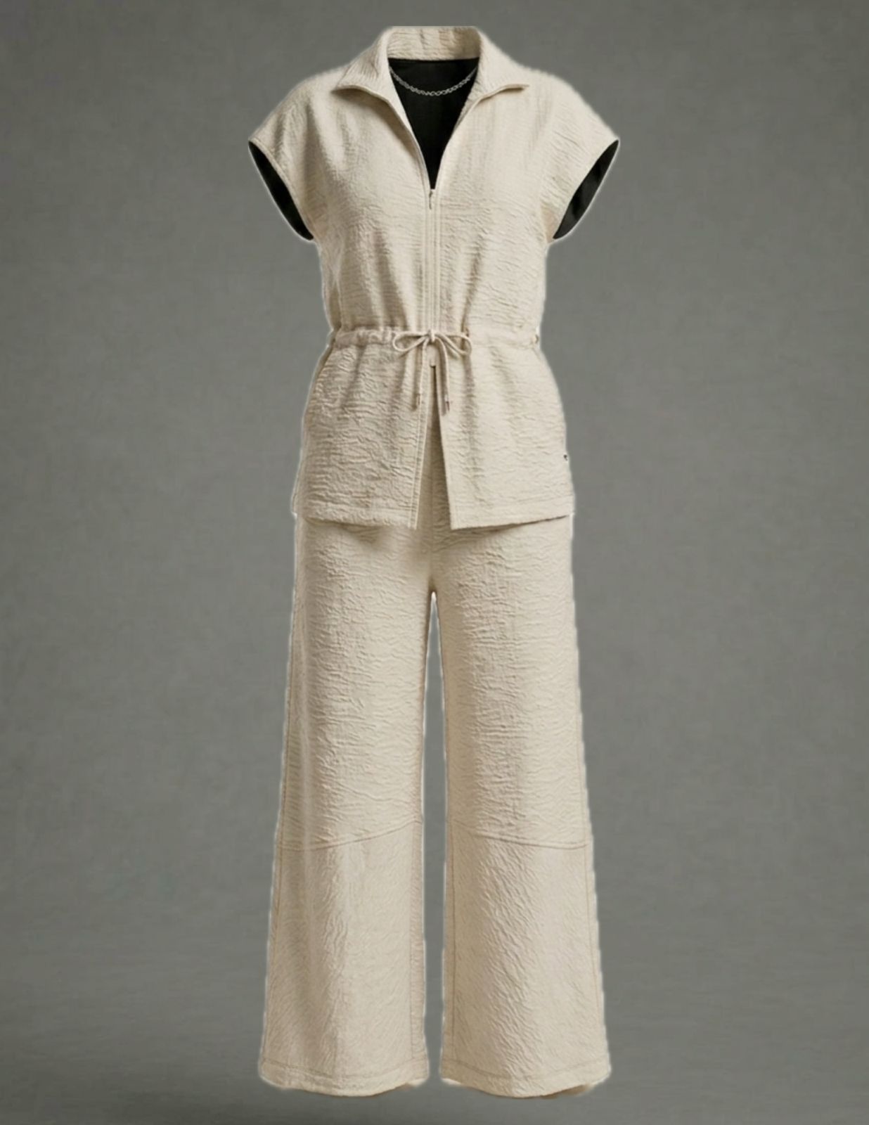 Calça com recorte e detalhe em passamanaria