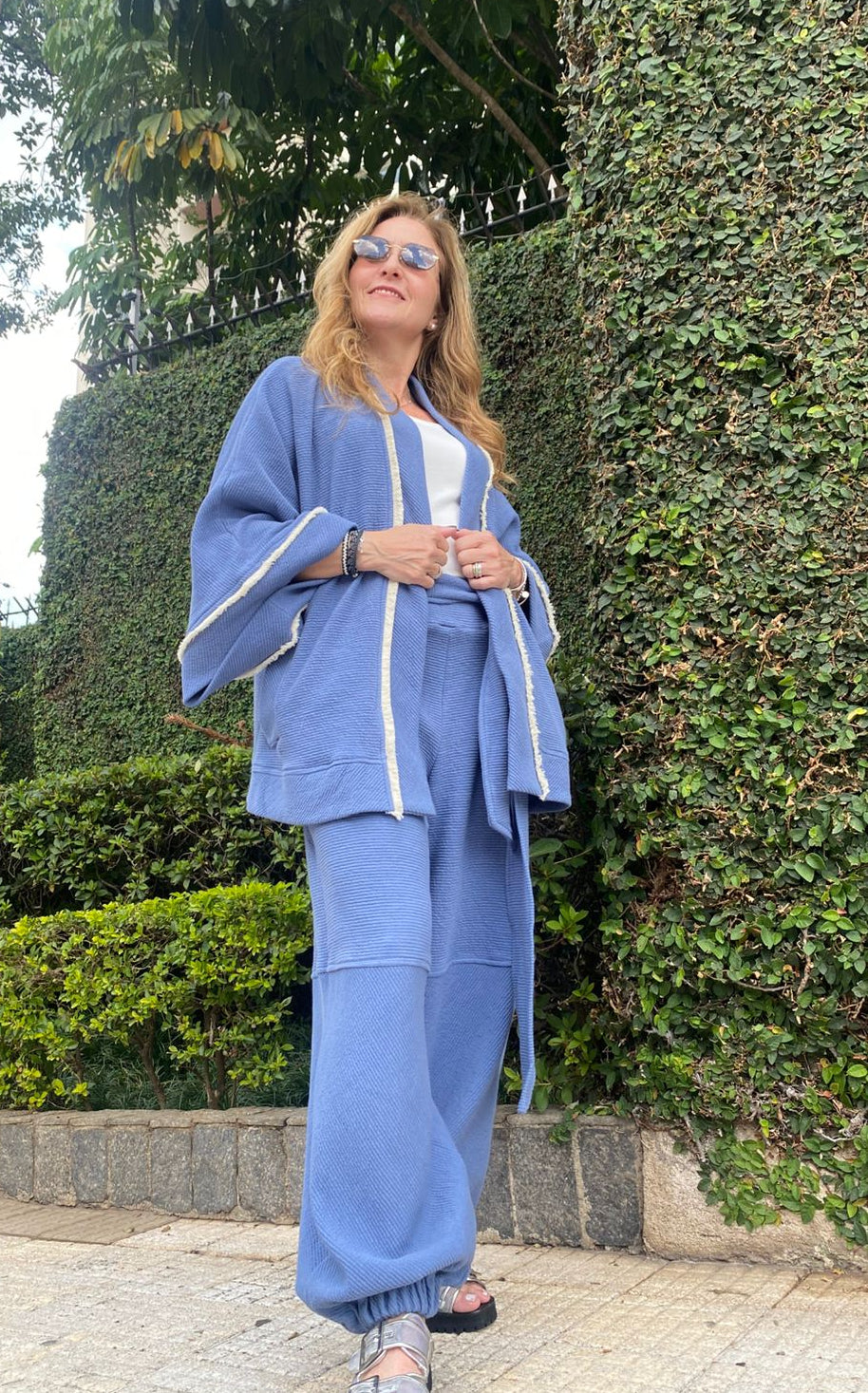 Kimono canelado liso com detalhes em franja