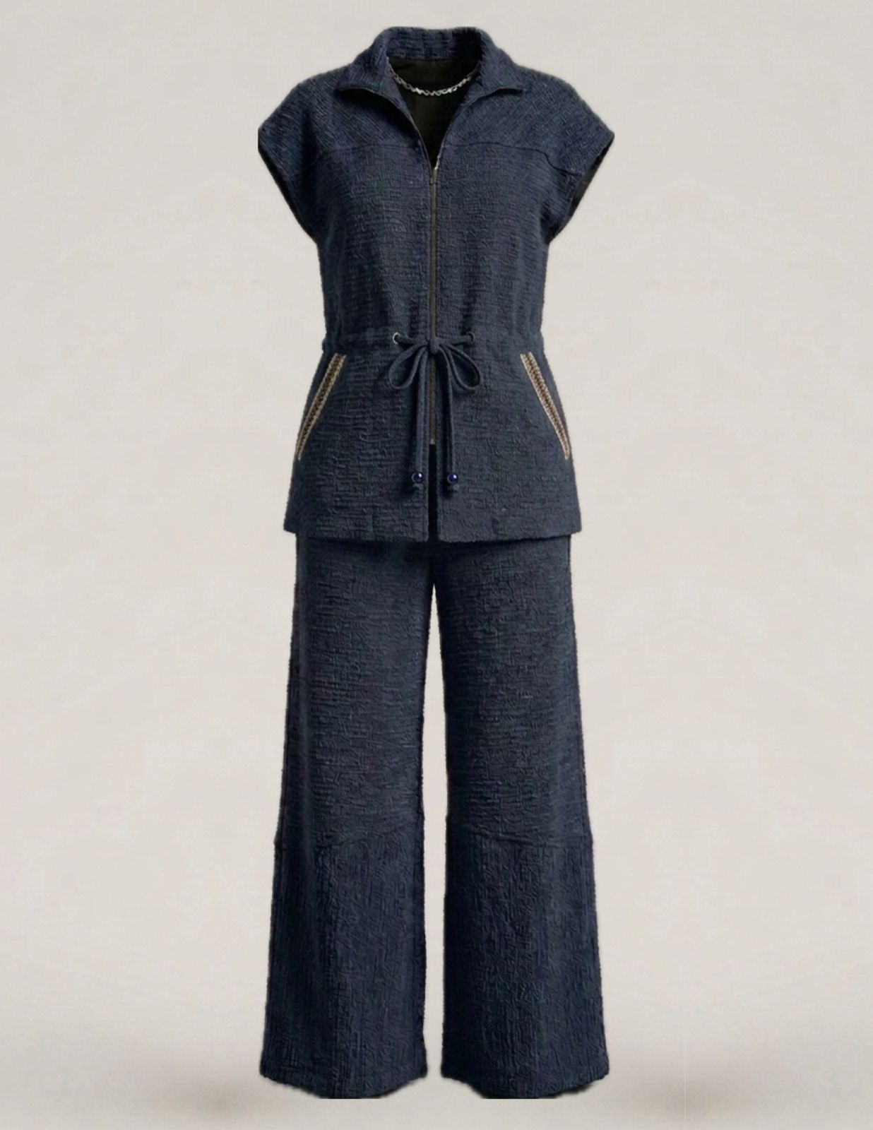 Calça com recorte e detalhe em passamanaria