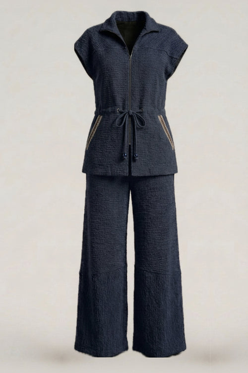 Calça com recorte e detalhe em passamanaria